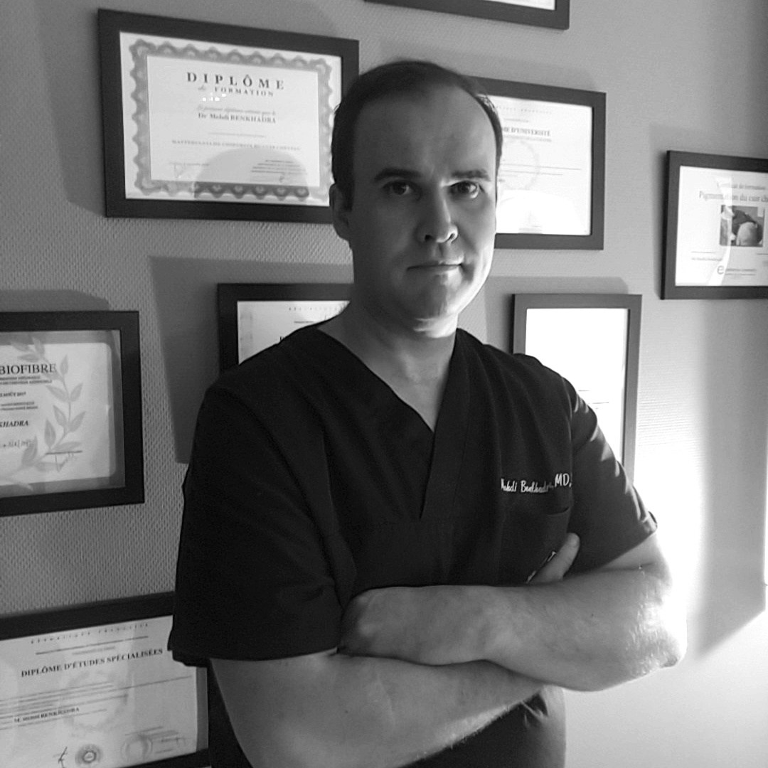 Dr. Mehdi Benkhadra devant ses diplômes